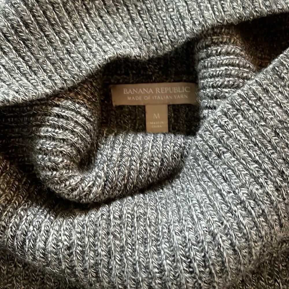 Women’s grey Banana Republic merino wool/acrylic blend cowl-neck sweater size M